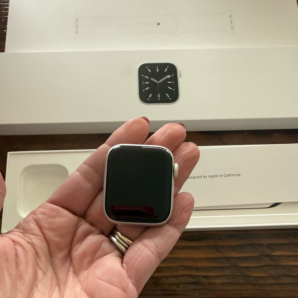 Series 6 40 mm Apple Watch in Silver with White Sportband